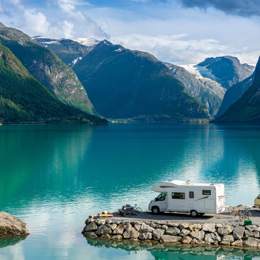 Urlaub in Süd-Norwegen: Camping Autos am schöneb See Lovatnet im Kjenndal Nähe Gletscher Kjenndalsbreen